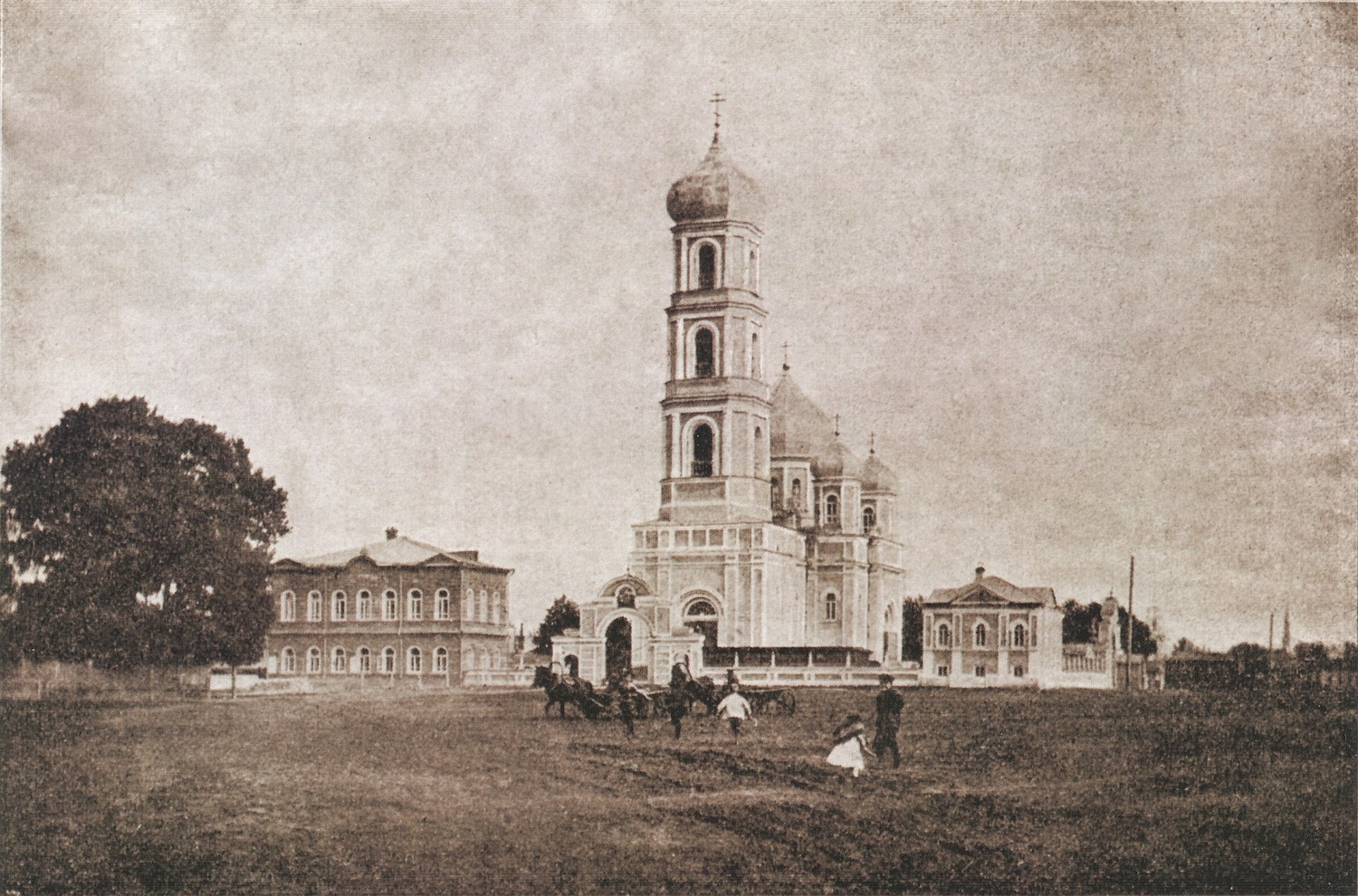 1920px-Слудская_площадь_и_Свято-Троицкая_церковь._Пермь.jpg