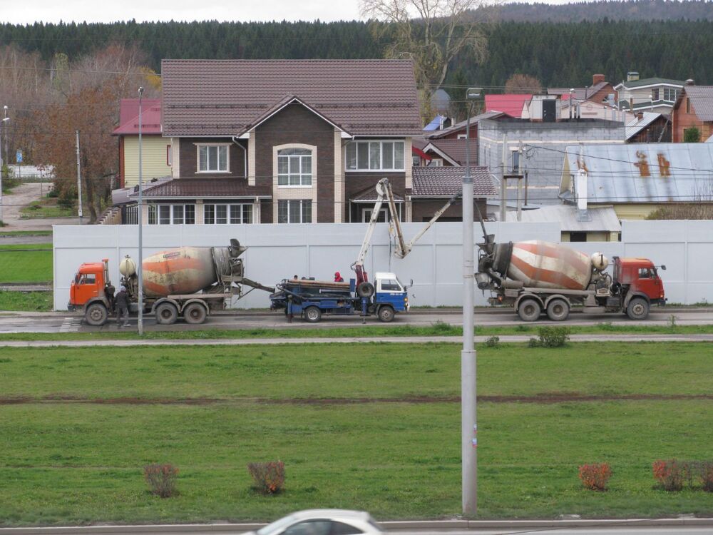 Качают бетон из одной бетономешалки в другую.JPG
