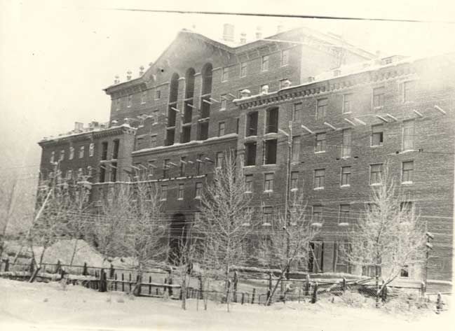 Жилой пятиэтажный каменный дом по ул. Ленина, 190 (главный фасад). 1955 г.jpg