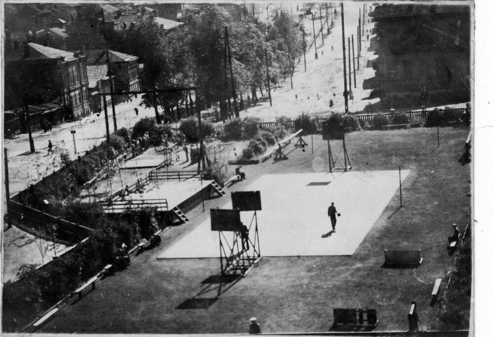 Sportivnaya ploshchadka VMATU 1943.jpg