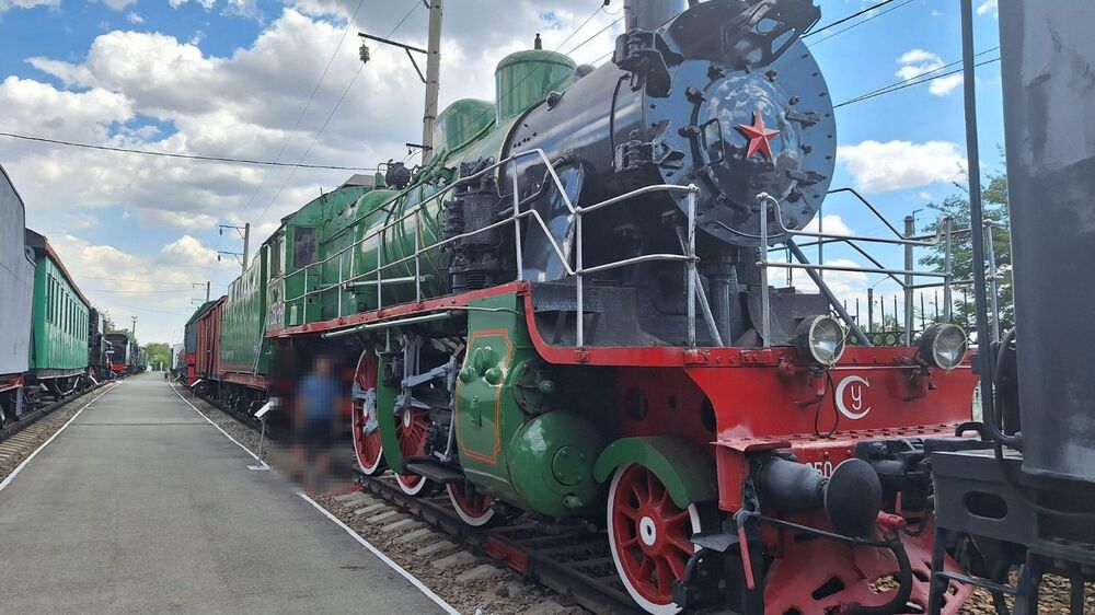 Паровоз с 2-х метровыми колесами.JPG