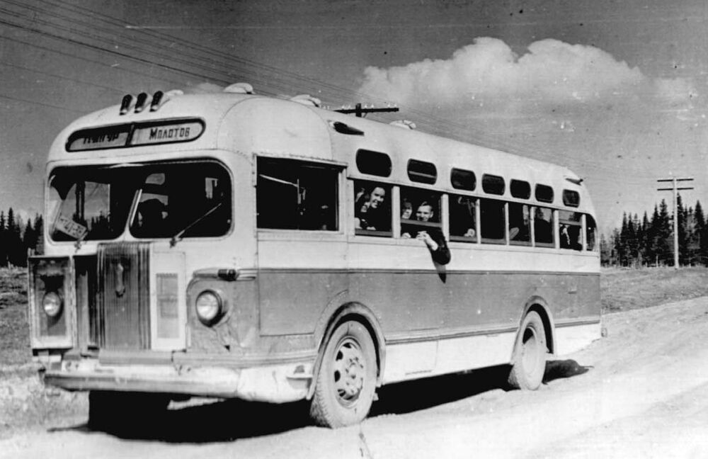 1956 г моторостроители едут в Кунгур в знаменитую карстовую пещеру и гулять по купеческим улочкам.jpg
